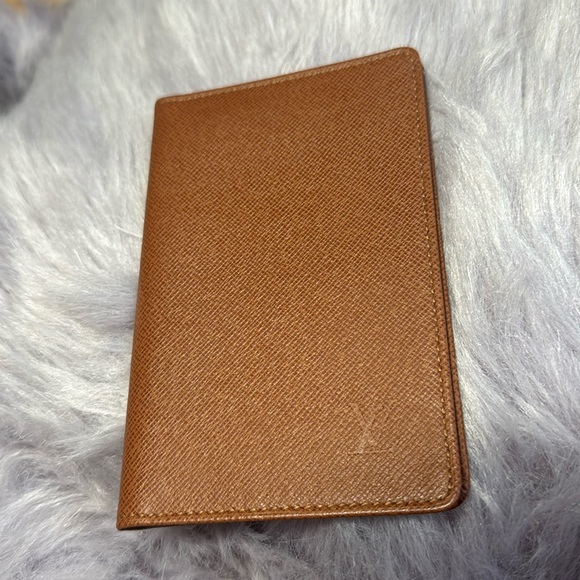 Louis Vuitton Authentic Brown Taiga Leather Card Holder